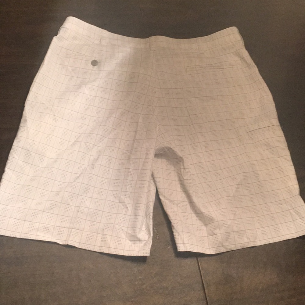 White PGA Tour shorts - Picture 3 of 3